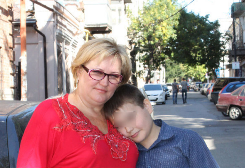 Мальчик из Ростовской области моет машины, зарабатывая на лекарства для матери 