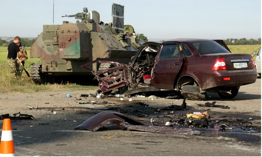 Украинский броневик под Мариуполем уничтожил авто: есть жертвы 