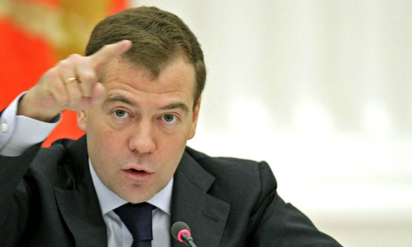Медведев распорядился запретить полеты украинских самолетов 