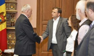Президент Молдавии встретился с протестующими и принял их требования