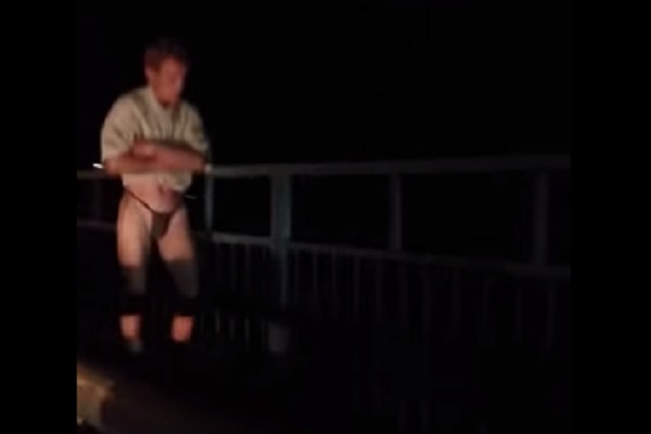 Волгоградцев шокировал гуляющий по мосту мужчина в стрингах 