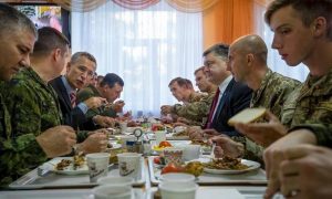 Генсек НАТО пришел в шок от обеда с Порошенко в солдатской столовой