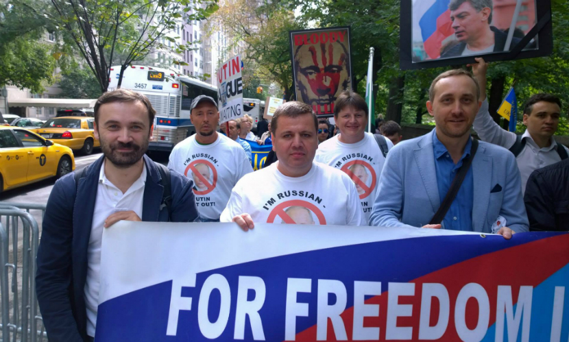 На митинг против Путина в Нью-Йорке пришел беглый депутат Илья Пономарев 