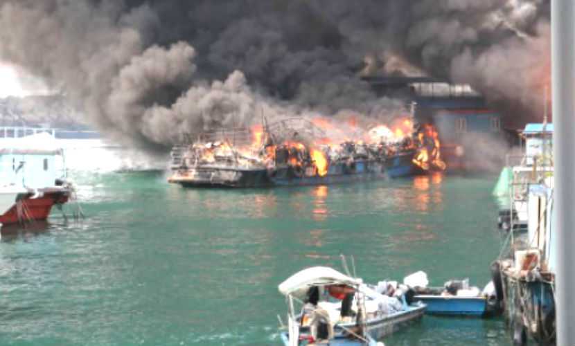 Пожар и взрывы в Гонконге: горят 9 судов 
