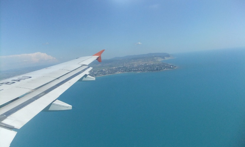 На самолете на море россия. Самолет над морем. Вид из самолета на море. Полет самолета над морем. Вид из самолета на океан.