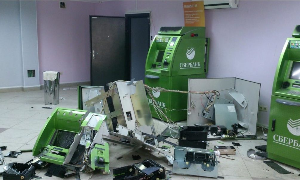 Охранники Сбербанка застрелили грабителя при попытке украсть банкомат 