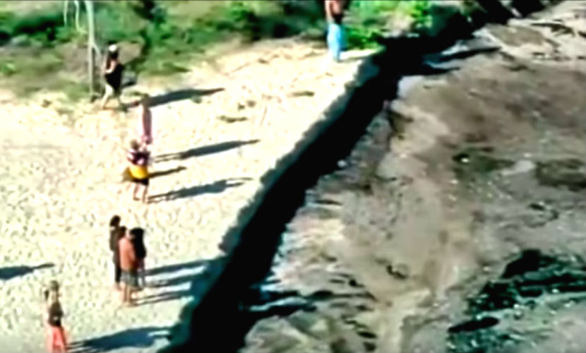 В Австралии эвакуируют туристов из-за гигантской пляжной воронки 