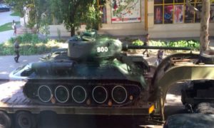В Молдавии снесли памятник советскому танку Т-34