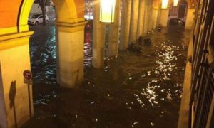Власти Франции: при наводнении погибло 10 человек
