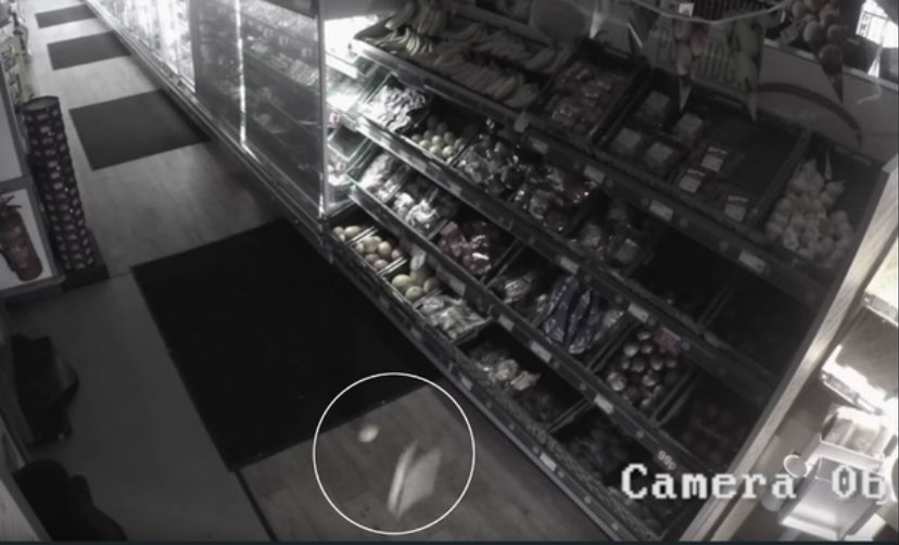 Видео взбесившегося в магазине полтергейста шокировало Интернет 