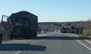 На трассе под Красноярском перевернулся грузовик, объезжавший пенсионерку