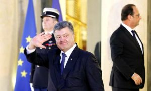 Порошенко в Париже попросил помочь наладить контакты с Россией, - Кремль