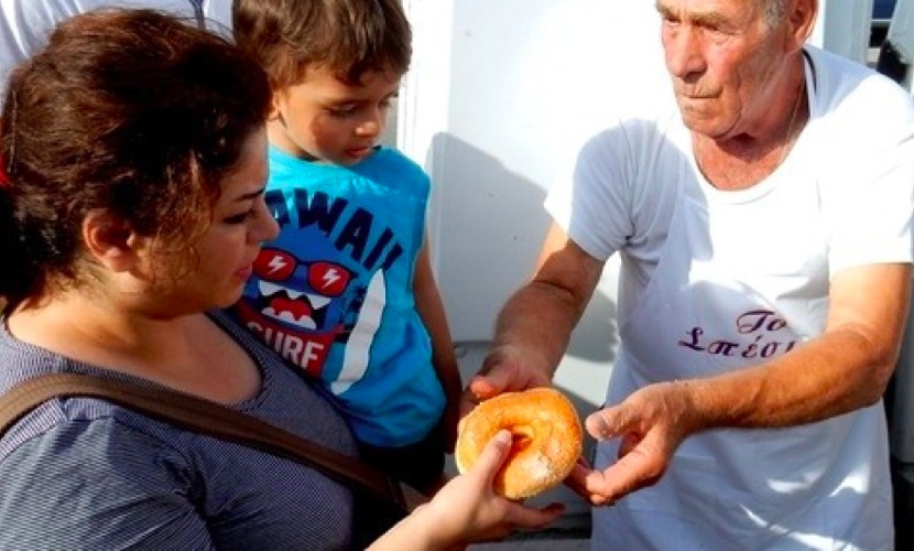 Добрые греки собрали полтонны еды и бесплатно отдали беженцам 
