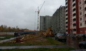 В Рязани башенный кран рухнул на детскую площадку