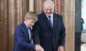 Лукашенко пришел на выборы и сообщил, что знает лично всех оппозиционеров