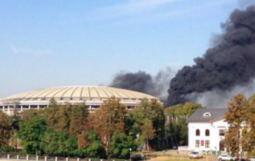 В Москве загорелся стадион 