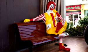 Безголовая статуя клоуна Макдональда испугала детей в США