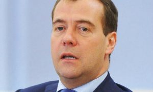 Медведев наделил Росалкогольрегулирование полномочиями по уничтожению контрафакта