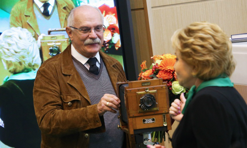 Михалков получил в подарок от сенаторов раритет начала ХХ века 