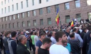 Оппозиционеры устроили пикет в Кишиневе у здания парламента