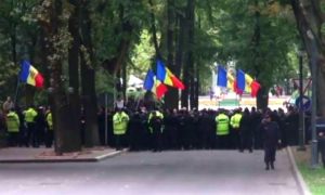 Жители Молдавии пикетируют резиденцию президента