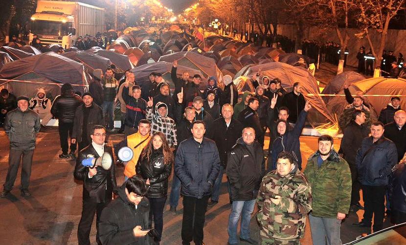 Протестующие в Кишиневе запустили «план Б» и перекрыли центральный проспект 