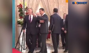 Назарбаев оттолкнул пытавшегося сделать с ним селфи миллиардера