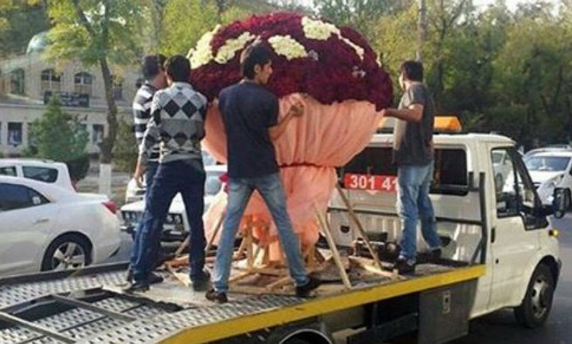Романтик из Узбекистана подарил своей любимой букет-гигант 