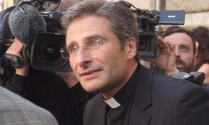 Польский священник пожаловался на адскую жизнь геев и попросил Папу римского об отставке