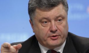 Для голосования Порошенко в Киеве разрезали сейф болгаркой