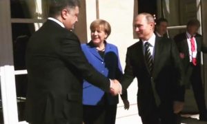 Меркель заставила Порошенко протянуть руку Путину