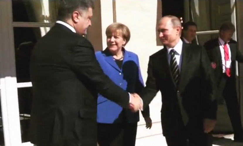 Меркель заставила Порошенко протянуть руку Путину 