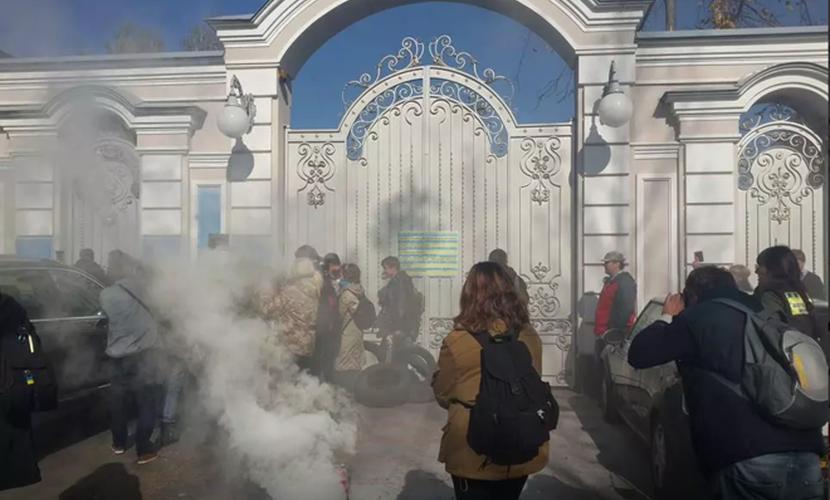 Резиденцию Петра Порошенко принялись штурмовать украинские активисты 