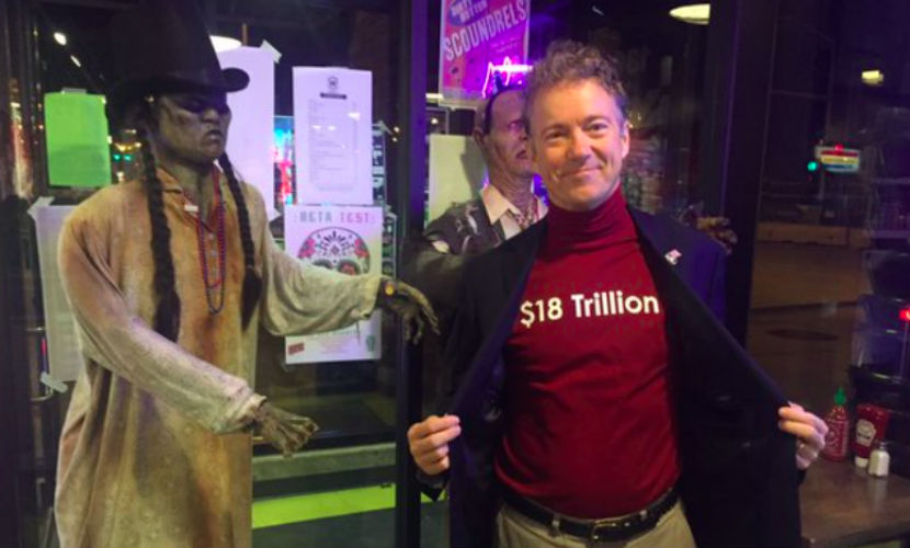 Политик надел “страшный” свитер с госдолгом США по случаю Хэллоуина 