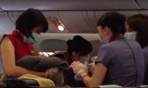 Дама из Тайваня родила девочку в самолете на восемь недель раньше срока