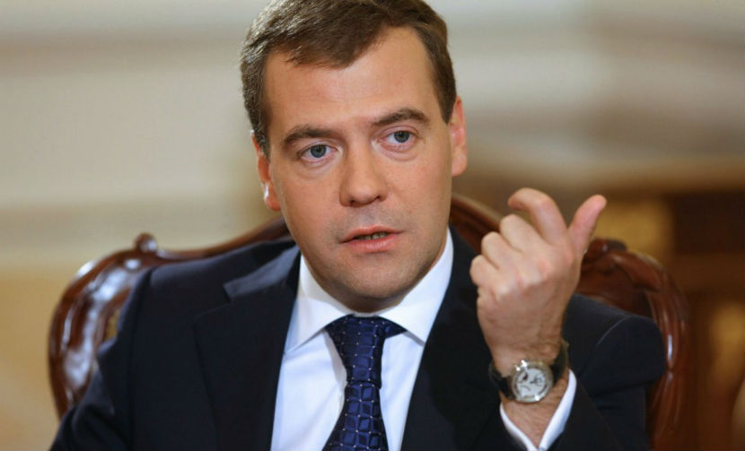 Медведев призвал поддержать российских туроператоров из-за отмены полетов в Египет 