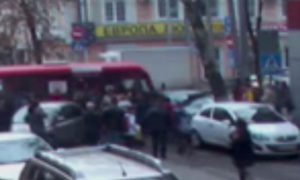 Опубликовано видео аварии в Ростове с ранеными людьми и разбитыми автомобилями