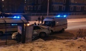 Неуправляемая иномарка покалечила людей на остановке в Красноярске