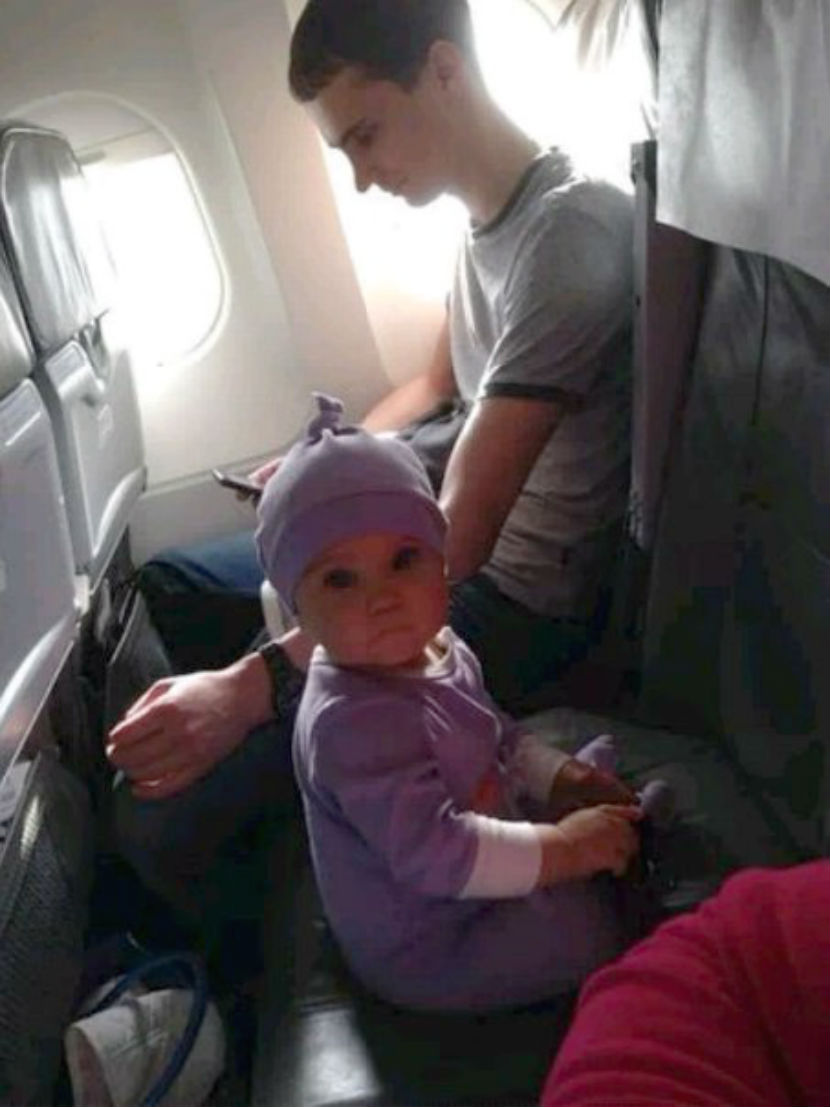 Самолет разбился с ребенком