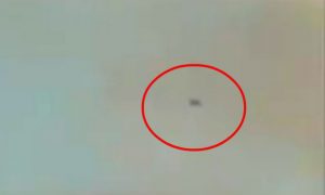 Загадочный черный НЛО заметили в небе над Луганском