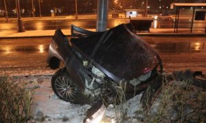 Четыре человека выжили в иномарке, которую от удара в столб надвое разорвало в Москве