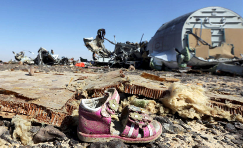 Тела погибших российских туристов начали вывозить с места крушения авиалайнера в Египте 