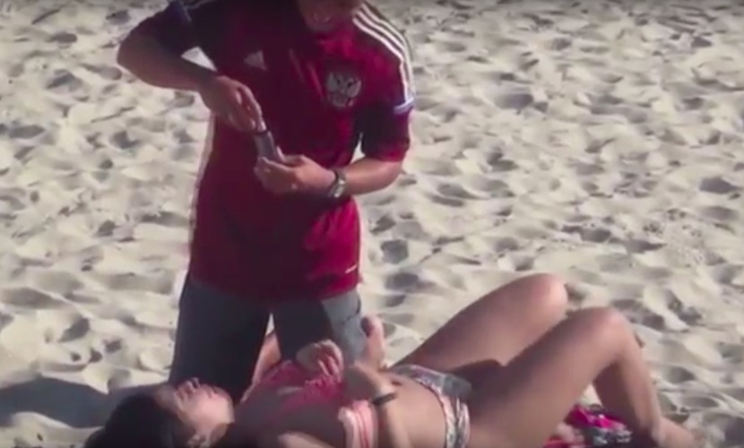 На пляже в Рио парень в футболке сборной России попался на жестокий розыгрыш бразильянки 