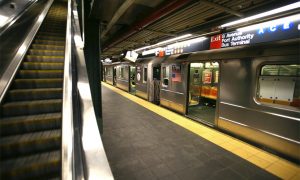 Рекламщики возмутили жителей Нью-Йорка, раскрасив метро нацистской символикой