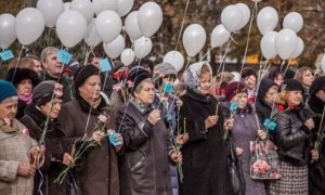 Жители Донецка в память о погибших в Египте запустили в небо 224 белых воздушных шара