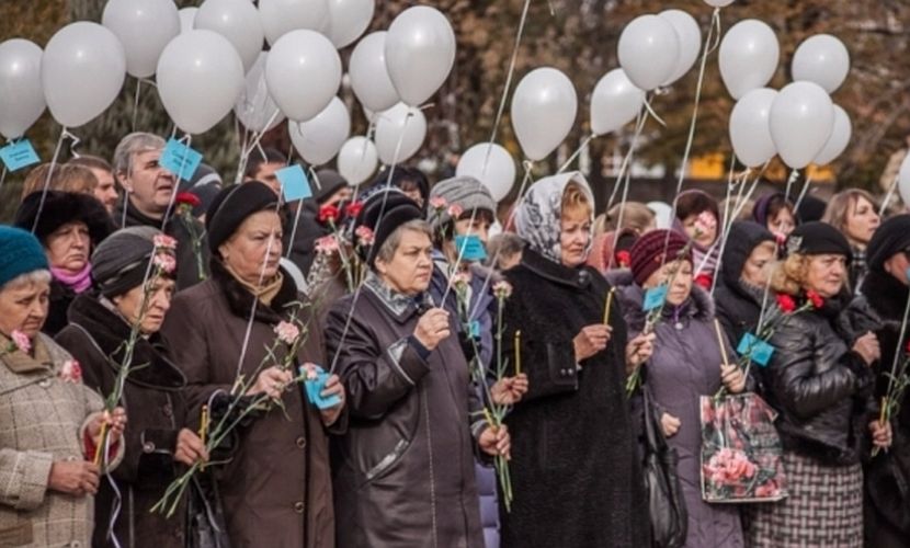 Жители Донецка в память о погибших в Египте запустили в небо 224 белых воздушных шара 