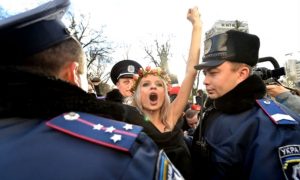 Обнаженные активистки Femen устроили под Радой акцию «Стоп гомофоб!»