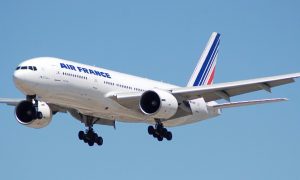 Boeing компании Air France вернулся в аэропорт Парижа через полчаса после взлета