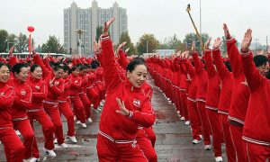 18 тысяч пенсионеров из Китая побили мировой рекорд, исполнив массовый танец