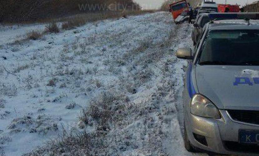 Пять человек погибли в лобовом столкновении иномарки с КамАЗом в Кузбассе Пять человек погибли в лобовом столкновении иномарки с КамАЗом в Кузбассе